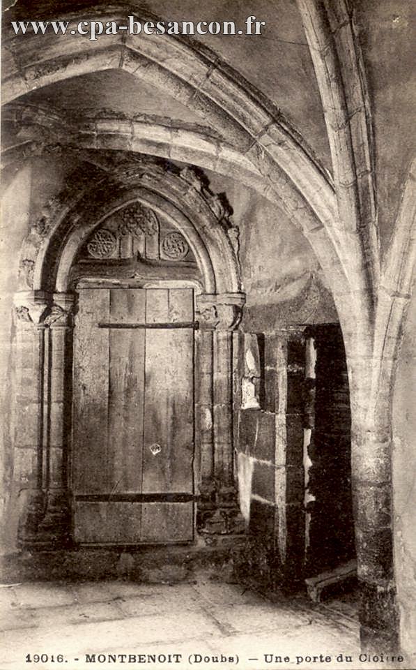 19016. - MONTBENOIT (Doubs) - Une porte du Cloître